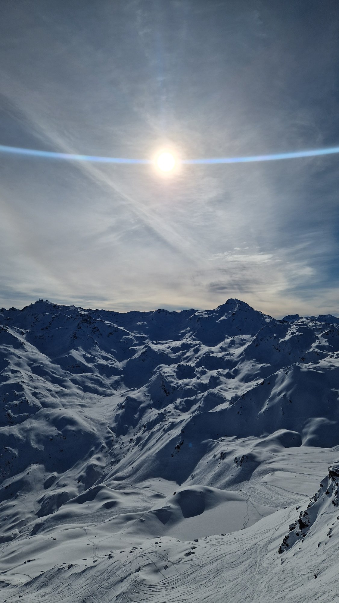 Télésièges sur les pistes enneigées des 4 Vallées
